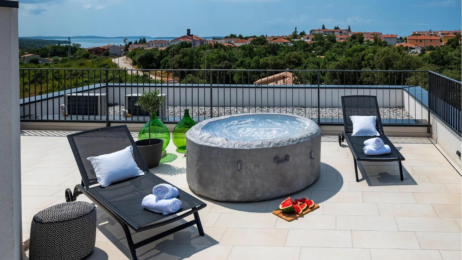 Cozy Apartment In Vodnjan With Jacuzzi バーバリガ
